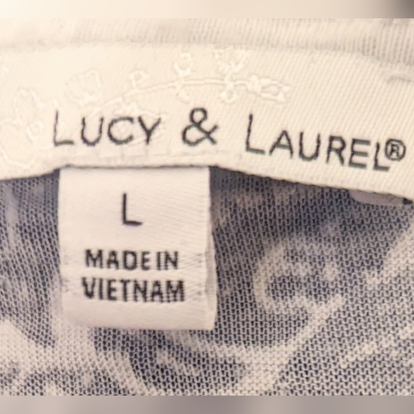 ❤️Lucy & Laurel Sheer White Twist Front Top w/ Paisley Design - Picture 4 of 7